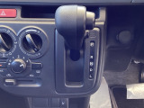 シフトレバーが高い位置にあるため、視線移動が少なく、運転中でも自然な姿勢で操作できます。