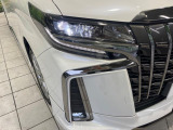 【シーケンシャルターンランプ付きLEDヘッドライト】人気の『流れるウィンカー』付きのLEDヘッドライトを装備♪高級感はもちろん、点灯時は存在感たっぷりで他車からも認識されやすく安心です。