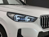 アダプティブLEDヘッドライトはステアリングを切った方向を照らします。