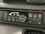【オートエアコン】一度お好みの温度に設定すれば、車内の温度を検知し風量や温度を自動で調整。暑い&hellip;寒い&hellip;と何度もスイッチ操作をする必要はありません。快適な車内空間には必須の機能ですね♪