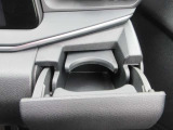 小物入れにもなるドリンクホルダーが両側付いて便利です