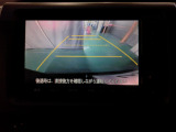 バックカメラの画像です。ガイドラインがスムースな車庫入れをサポートいたします。車庫入れの安心感がアップしますね。
