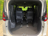 普段のお買い物や通勤、送迎等に十分な荷室スペースを確保しております。セカンドシートを倒すと、大きな荷物の積載も可能です♪
