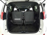 三列目シートは、折りたためますので大きなスペースが出来ちゃいます。キャンプ用品など大きな荷物もばっちり収納可能です♪