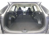 セカンドシートを倒した状態です。セカンドシートは独立可倒、荷物に合わせてラゲッジスペースをアレンジできます。