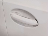 【デザインとの融合】BMWデザイナーが創り出したボディデザインを損なう事のない様に配置とデザインに拘っています。ドアノブについてもBMWの拘りに妥協はありません。