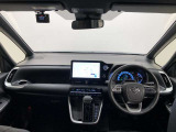 シンプルながら機能性あふれる運転席廻りです。視界性もよく、運転しやすいですよ。