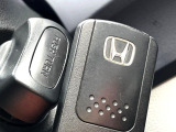 【Hondaスマートキー】カバンやポケットに入れたままでもドアの施錠・解錠が可能なスマートキーを装備。エンジンのオン・オフ時もカギを取り出す必要が無いからとっても便利です♪