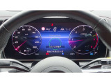高いレベルの知性を備えたメルセデスの「インテリジェントドライブ」は、ドライバーの疲労を軽減し、安全かつ快適なドライブの一助となります。