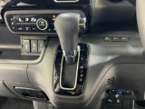 インパネシフトだから視線の移動も少なく足元もスッキリ♪運転席もゆったりしているのでゆとりを持ってドライブできますね!