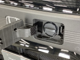 車内のボタンを操作して開け、コネクターを差すだけで充電開始です。