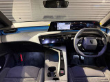 スッキリとまとめられた運転席周りで、運転を楽しくさせる内装です。まさにcockpitです!