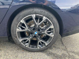 【BMWアロイホイル】軽量かつ強度に拘ったアロイホイル。走行性能ポテンシャルを引き出す設計。車の足元を引き締めてくれる大きなポイントはアロイホイルです。