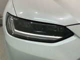 LEDヘッドライトは、点灯の瞬間から最大光量を発揮し、突然暗くなるトンネルなどでの安定感を高めます。