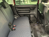 前後のシート間隔を余裕を持たせることでゆったり座れる後席となっております♪