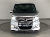 とっても明るいディスチャージヘッドライト(HID)です。 また、フォグライトもついています!
