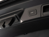 ボタン1つで自動開閉するパワーテールゲート搭載!ドアを上げ下げすることなく楽々開閉。開ききった状態の高さも任意の位置で設定できるので、普段お使いの車庫などでもぶつける心配はありません♪