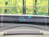 【ヘッドアップディスプレイ】現在の速度や走行情報をデジタル表示で運転席前方のガラスに投影!運転中、目線をずらさず必要な情報を確認できるのでとっても便利で安心!