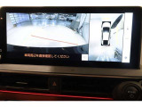 パノラミックビューモニター付きです。車両を上から見たような映像をディスプレイ画面上に表示。運転席からの目視だけでは見にくい、車両周辺の状況をリアルタイムでしっかり確認できます。