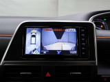 パノラミックビューモニター付きです。車両を上から見たような映像をディスプレイオーディオ画面に表示。運転席からの目視だけでは見にくい、車両周辺の状況をリアルタイムでしっかり確認できます。