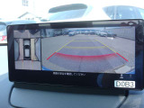 360度ビューカメラを搭載。4方の小型カメラの映像を処理し、車両真上からの映像に変換しています。