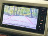 【バックカメラ】駐車時に後方がリアルタイム映像で確認できます。大型商業施設や立体駐車場での駐車時や、夜間のバック時に大活躍!運転スキルに関わらず、今や必須となった装備のひとつです!