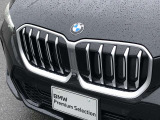 左右のキドニー・グリルの中心にはBMWのエンブレムが鎮座し、個性を放つデザイン性を兼ね備えました。