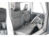 空間を広く使えるベンチシートは快適です。運転席&hArr;助手席の移動が簡単なので狭い駐車場などで役立ちます。