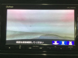 【バックカメラ】運転が苦手な方も車庫入れラクラクです!ギアをリバースに入れれば自動的に切り換わりますので、面倒な操作は不要です♪狭い駐車場もお車を傷つけず安心ですね!
