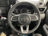 快適な操作性の運転席、ハンドルも綺麗に清掃済みです!もちろん安全を守るエアバッグも装備しているので安心してお乗りいただけます(^^)