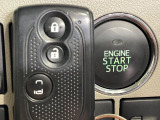 【キーフリーシステム】カバンやポケットに入れたままでもドアの施錠・解錠が可能なスマートキーを装備。エンジンのオン・オフ時もカギを取り出す必要が無いからとっても便利です♪