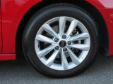 全車両に標準装備の純正アルミホイールは、純正ならではのバランスの良いデザインと、走行安定性をお楽しみ頂けます。