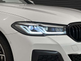 アダプティブLEDヘッドライトはステアリングを切った方向を照らします。