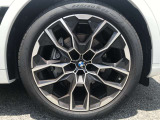 【BMWアロイホイル】軽量かつ強度に拘ったアロイホイル。走行性能ポテンシャルを引き出す設計。車の足元を引き締めてくれる大きなポイントはアロイホイルです。