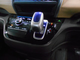 インパネシフトだから視線の移動も少なく足元もスッキリ。運転席もゆったりしているのでゆとりを持ってドライブできますね。