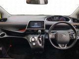 シンプルながら機能性あふれる運転席廻りです。視界性もよく、運転しやすいですよ。