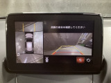 狭い場所での駐車やすれ違いなどでより的確な運転操作に役立つ360&deg;ビューモニターが装備されています。