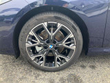 【BMWアロイホイル】軽量かつ強度に拘ったアロイホイル。走行性能ポテンシャルを引き出す設計。車の足元を引き締めてくれる大きなポイントはアロイホイルです。
