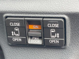 【両側パワースライドドア】スマートキーや運転席のスイッチで後席両側スライドドアの開閉が可能♪電動だから力を入れてドアを開ける必要が無く、小さなお子様でも簡単に開け閉めでき快適です♪