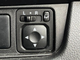 【電動格納ミラー】サイドミラーは電動格納式となっており、狭い駐車場でもキズがつくリスクを抑えられます。