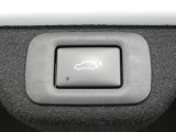 ワンタッチでバックドアが開閉。重たいバックドアも力いらずで開閉できる便利なパワーバックドア付きです!