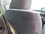 【シートバックアッパーポケット】座席の背面にポケットがついています。スマートフォンや本などの小冊子を入れておけます。