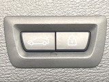 ●電動リアゲート:ワンタッチでリアゲートの開閉ができ、荷物などで両手が塞がっている状態でも簡単に開閉ができる便利機能です。