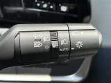 【オートライト(AUTO)】外の明るさをシステムが感知して、自動でヘッドライトが点灯します。ヘッドライトをつけ忘れを防ぐ便利機能です。