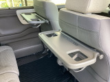 前席背面には格納式テーブルが付いており、休憩時のちょっとした小物置きに使えて便利です。