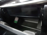 助手席側のインパネにも収納場所確保☆車検証や取扱い説明書を収納できます♪