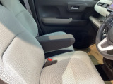 アームレストは、運転中の腕をしっかりと支えることで、疲労を大きく軽減してくれます。