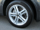 全車両に標準装備の純正アルミホイールは、純正ならではのバランスの良いデザインと、走行安定性をお楽しみ頂けます。
