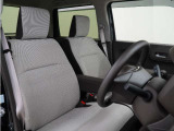 運転席のスペースはゆったりしていて、視界も広く確保されているので普段の運転からロングドライブまで快適です。