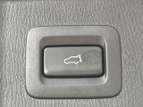 【パワーバックドア】スマートキーや運転席のボタンを押すだけでリアゲートが自動で開閉します!荷物を持っている時や、高い位置にあるバックドアを閉める際に便利な機能です♪